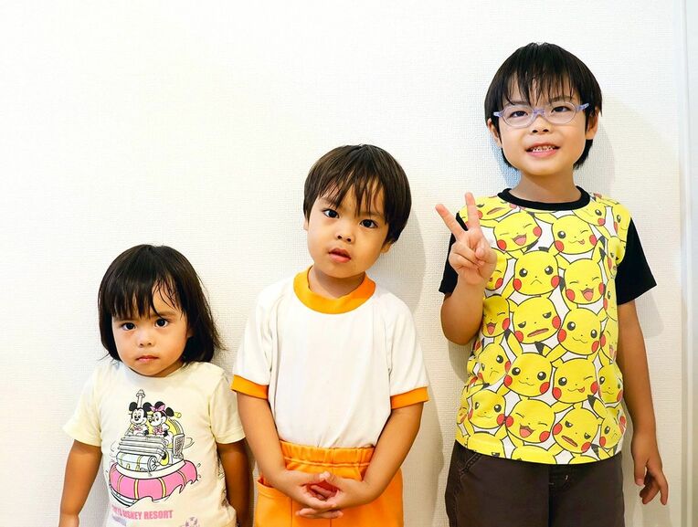 おつかいに出かけた子どもたち。右から比嘉良優さん、良佑ちゃん、侑貴ちゃん＝１２日、沖縄県八重瀬町