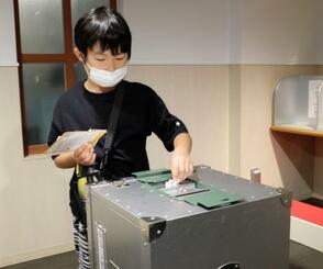　模擬選挙で投票する子ども＝５日午前、東京都江東区の「キッザニア東京」