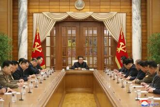 　１日、北朝鮮・平壌で開かれた朝鮮労働党政治局会議で、司会を務める金正恩党総書記（中央）（朝鮮中央通信＝共同）