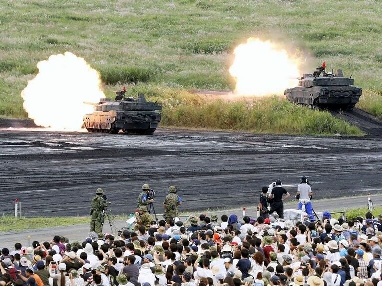 陸上自衛隊の「富士総合火力演習」で、射撃訓練する１０式戦車＝２８日、静岡県の東富士演習場（共同）