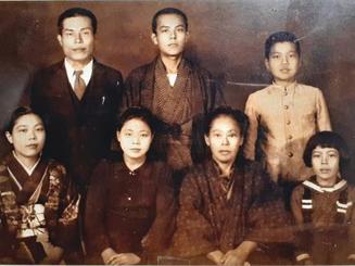唯一手元に残る家族写真。県立第二高等女学校に入学する１９４１年ごろの（前列右から）武村豊さん、母カメさん、三女の文さん（武村豊さん提供）