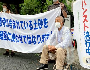 日本武道館近くでハンガーストライキを始めた具志堅隆松さん。２日間、水やお茶だけで過ごす＝１４日、東京都千代田区・田安門前