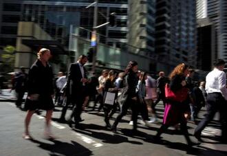 　オーストラリア・シドニーの市街地を歩く市民たち＝９月（ロイター＝共同）