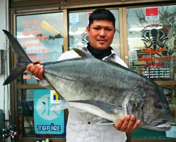 糸満海岸で１０２センチ、１４．５キロのロウニンアジを釣った磯翔会の島田竜斗さん＝１６日