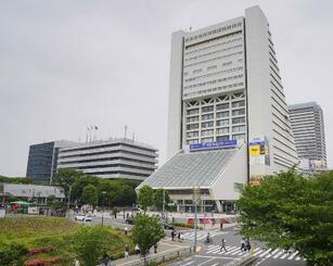　中野サンプラザ。左は中野区役所＝２０２１年、東京都中野区