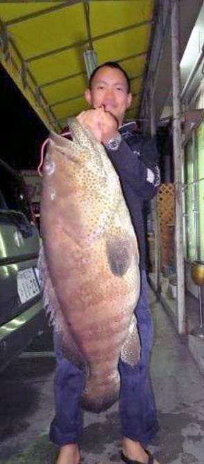 慶良間沖で１００センチ、１８．８キロのミーバイを釣った吉村総司さん＝１２月２６日