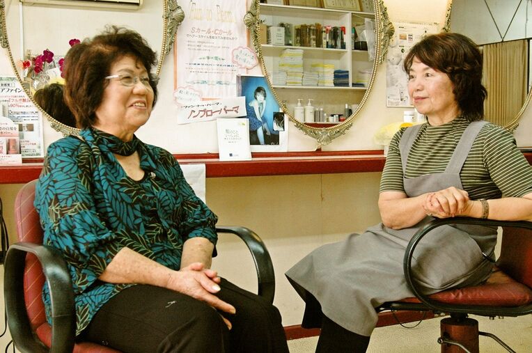 １９６０年代のネイル事情を振り返る平安名雪さん（左）と山内香代子さん＝沖縄市園田の「ゆき美容室」