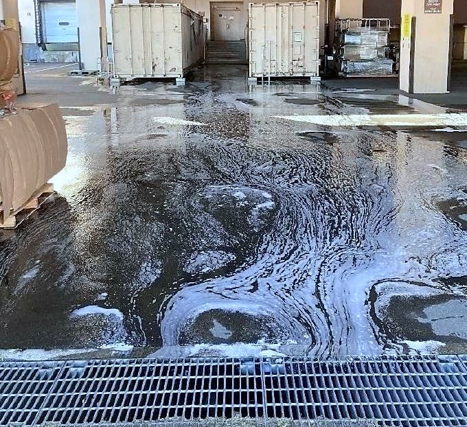 スプリンクラー設備から漏れ出し、側溝に流れ込むＰＦＡＳ汚染水＝１月、東京・米軍横田基地