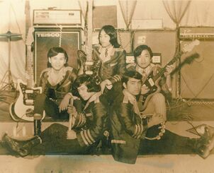 宮永英一さん（前列左）が１７歳の時に組んでいたバンド「ヤングキング」（宮永さん提供）