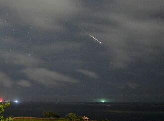 沖縄の夜空に降り注ぐ流れ星 ピークを迎えた ペルセウス座流星群 沖縄タイムス プラス ニュース 沖縄タイムス プラス