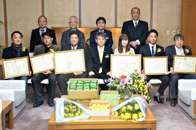 照屋義実副知事（前列中央）に受賞の報告をした受賞者ら＝２３日、県庁