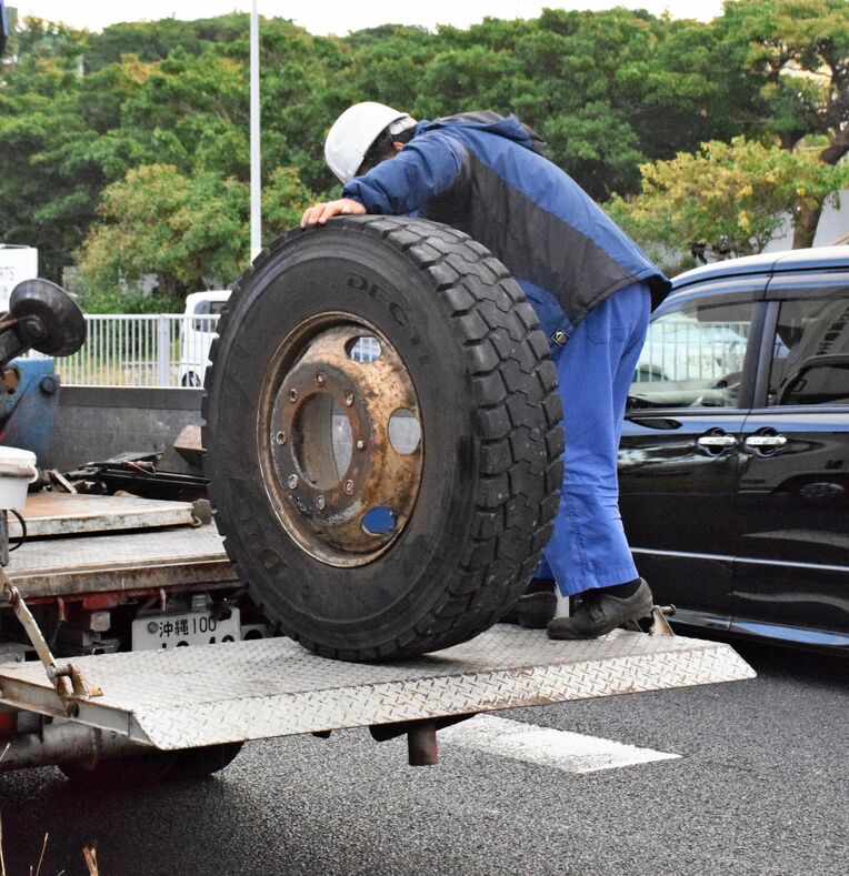 大型トラックから外れたタイヤ＝２３日午前８時半ごろ、浦添市伊祖の国道３３０号北向け車線
