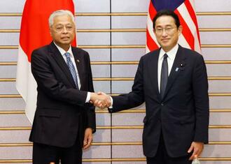 　会談を前に握手するマレーシアのイスマイルサブリ首相（左）と岸田首相＝２７日午後、首相官邸