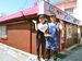 「手作りパイの店　ぬち」の島袋涼子店長（右）。店の看板は母の島袋吉江さんが書いた