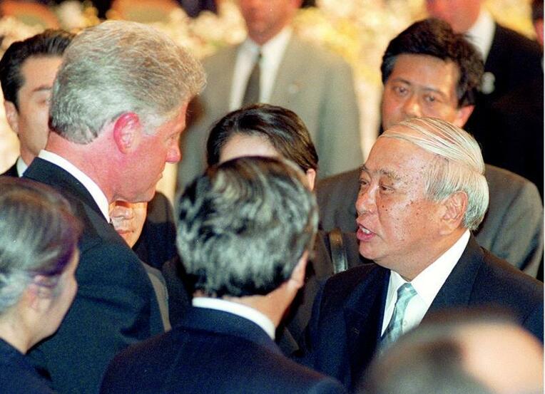 橋本元首相主催の昼食会後、クリントン米元大統領と言葉を交わす大田昌秀元知事。「基地を見てほしい」と言われ、大統領は困惑した表情を見せた＝１９９６年４月、東京都内のホテル