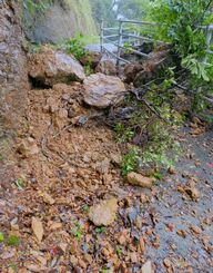 大雨で崩れた土砂にふさがれた国頭村安波の村道＝３日午後０時１５分