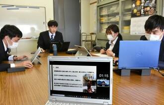 　オンラインで開かれた地理科学学会で研究成果を発表する広島大の学生ら＝２１日、広島県東広島市