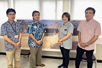 「沖縄の歴史・文化・芸能を未来へ伝えたい」と語る琉球村の上地栄一社長（左から２人目）とスタッフら＝１０月４日、那覇市の県観光事業協同組合