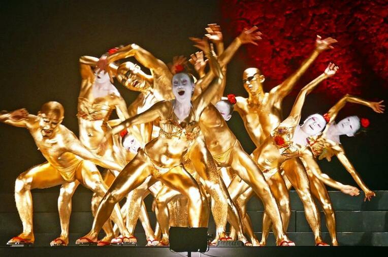 全身金色の踊り手がうねるような舞を披露した「クレイジーキャメル」＝中城城跡野外特設ステージ