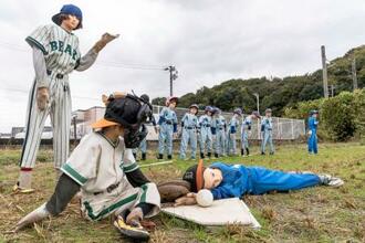 　田んぼの本塁上でクロスプレーを演じる走者と捕手のかかし＝２２日、福岡県飯塚市