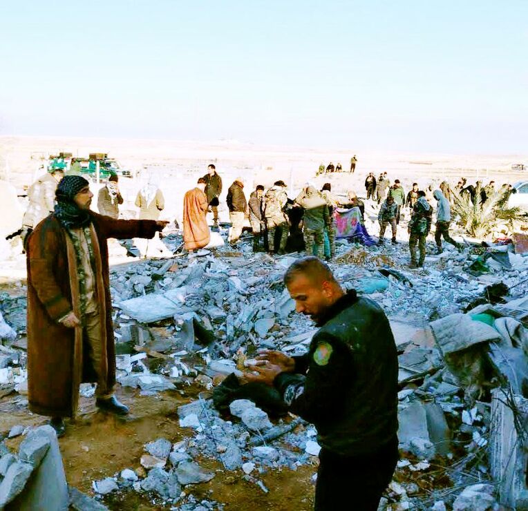 ３日、イラク・カイムで、米軍による空爆で大破した民兵組織の施設（人民動員隊・ＰＭＦ提供、ゲッティ＝共同）