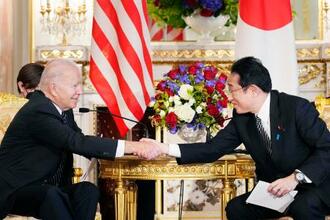 　首脳会談で握手する岸田首相（右）とバイデン米大統領＝２３日午前、東京・元赤坂の迎賓館