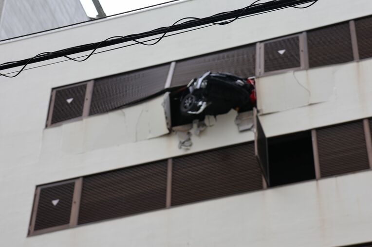車が壁を突き破った立体駐車場＝８日午後２時４５分ごろ、沖縄県那覇市泉崎