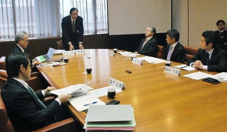 第２部会の冒頭であいさつする上地恵龍部会長（左から３人目）と委員ら＝４日午前１０時、県庁