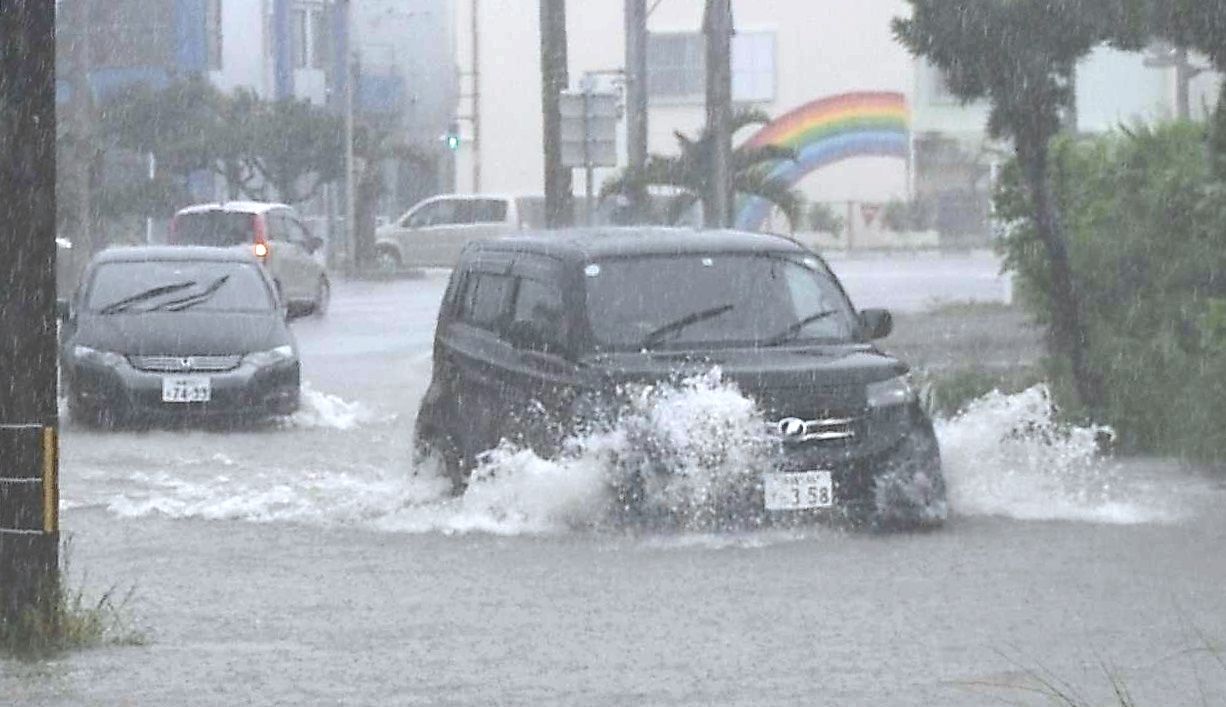 道路が冠水 水しぶきを上げて走る車 大雨警報が出た宮古島 沖縄 西表島では1時間に56ミリ 沖縄タイムス プラス ニュース 沖縄タイムス プラス