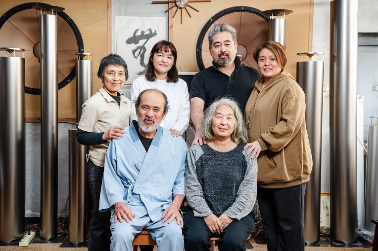 知名オーディオ創業者の知名宏師さん（前列左）とその家族たち＝沖縄市の知名オーディオ