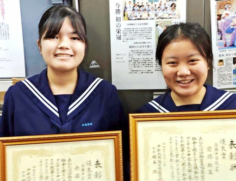 表彰された赤嶺詩菜さん（左）と前徳結菜さん＝１７日、うるま市・与勝中学校