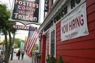 　人手不足と景気後退懸念に同時に直面する米国のレストラン＝６月、米ニューヨーク州バリータウン（共同）