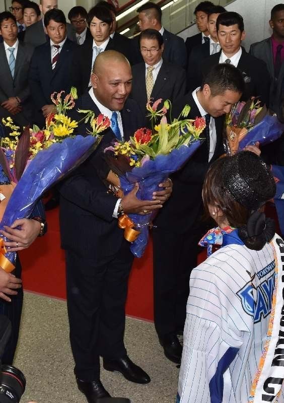 歓迎セレモニーで花束を受け取るにＤｅＮＡのアレックス・ラミレス監督（左）ら＝３１日午後、那覇空港
